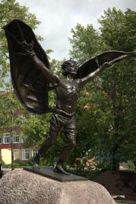 Памятник первому воздухоплавателю Никите Летуну установлен в г.Кунгуре Пермского края в 2009 г. Скульптор Алексей Залазаев.
 История Никиты такова : очень он любил небо и хотел летать. Смастерил крылья и сиганул вниз с колокольни. Удивительно , но не разбился и даже ничего себе не повредил. Зато перепуганные земляки, чтобы "неповадно другим было" за такое вольнодумство посадили Никиту Летуна на бочку с порохом да и "запустили " его в полет. Очень жестоко расправились с российским Икаром соотечественники. Было это всё в 16 веке. В настоящее время в Кунгуре проводятся ежегодные соревнования на воздушных шарах.