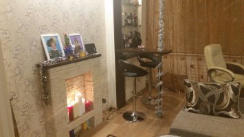 Хе-хе... Тоже вынашивал идею : "камин в квартире", различные варианты пересмотрел...
И "электрокамин" и "ультразвуковой" - пламя не настоящее, не то... Нарисованный огонь - сразу нет..
Без натурального камня, тоже не то.. Подумал, поставить био камин, и современно, и живой огонь, но почитал сколько "геморроя" с его заправкой, и как не вовремя топливо заканчивается не стал...
Решил "запилить" себе декоративный камин из камня со свечками... Каркас, гипрок, камень, столешница цвета венге, как мебель в комнате...
Потом...:) Потом "Остапа понесло"... ... подумал и "запилил" себе и барную стойку рядом с камином, еле успел до нового года, поэтому на фотках некоторый бардак присутствует...;)
В общем не судите строго...