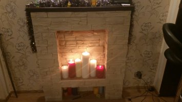 Хе-хе... Тоже вынашивал идею : "камин в квартире", различные варианты пересмотрел...
И "электрокамин" и "ультразвуковой" - пламя не настоящее, не то... Нарисованный огонь - сразу нет..
Без натурального камня, тоже не то.. Подумал, поставить био камин, и современно, и живой огонь, но почитал сколько "геморроя" с его заправкой, и как не вовремя топливо заканчивается не стал...
Решил "запилить" себе декоративный камин из камня со свечками... Каркас, гипрок, камень, столешница цвета венге, как мебель в комнате...
Потом...:) Потом "Остапа понесло"... ... подумал и "запилил" себе и барную стойку рядом с камином, еле успел до нового года, поэтому на фотках некоторый бардак присутствует...;)
В общем не судите строго...