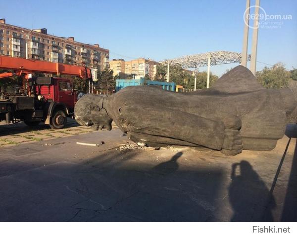 А еще русские памятники Ленину валят в Мариуполе