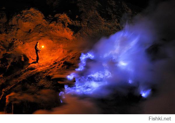 А мне понравилось фото горящего полена изнутри ... Поэтому нашла еще одно не совсем обычное пламя: поток горящей синим пламенем серы в шахте в кратере вулкана (Кавах Льен) Kawah Ijen на Восточной Яве, Индонезия.