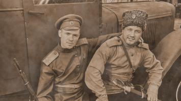 Там можно за пару сотен арендовать форму с оружием и фотографироваться не ограниченное количество времени!!!