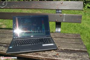 Главное, на солнышке акуенно видно... самого себя на экране.