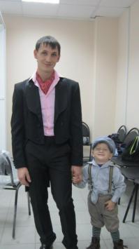 Во время мелодии паренек конечно плавал по ритму... Сказывается еще что он все-таки ребенок. Но это не умаляет его таланта, что он и доказал, когда окрестр кончил играть. Для трех лет - это суперспособности! Папашка чуть слезы не льет, глядя на него. Там вообще вся семья музыкальная...