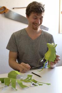 Дабы развеять сомнения (а то ч подумал что на второй фотке сам художник - вроде как не мужик вовсе)...