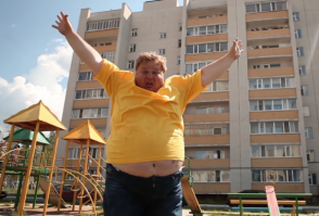 Мрнус тем, у кого шляпа не задымилась... :) 
По клипу - очередной провинциальный "сама ты оля вредина" - но гораздо более веселый, голос пязданули из Mortal Kombat, так и ждал что скажет "Fight!"
ЗЫ. Жирдяй в желтой майке не в тему.