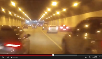 А ничего, что с 0:31 ауди уже полностью в этой полосе, а жип только левым колесом на разметке? :)