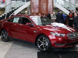 Пост старье.

Во-первых, собрано более 350000 долларов США.
Во-вторых, ему подарили "форд таурус"