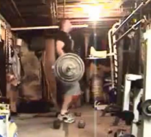 Этот полудебил словно злонамеренно себе поясницу хотел повредить... С такой техникой грыжи обеспечены!