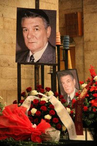 Безденежье, жизнь за крохи практически в нищете - проблема русских советских актеров, в одночасье ставших никому не нужными...