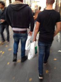 Европейские голубые дизайнеры, создают это дерьмо а в России парни это носят. Вот к чему приводит толерантность к либеральной культуре запада. Парни, мужики, не таскайте гомосятенских штанов, лучше сшейте в ателье нормальные мужские брюки и носите их отглаженными.Ладно у кого нечего одеть нищие, ещё можно понять. Ну а так то: Бл.дь, все ценности перевернули с ног на голову с этой развратной Европой.