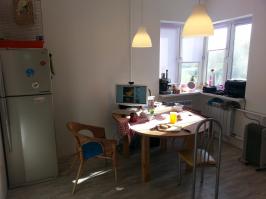 Я тоже решил, раз постоянно едим за компом, пусть будет на кухне. Очень удобно оказалось.