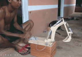 Экскаватор из дерева и шприцев