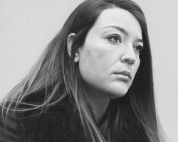 Автор не знает, что такое "гиперреализм". По другому это еще называется "фотореализм". Данные рисунки не имеют к гиперреализму никакого отношения. Вот пример такого рисунка. И да, в этом вот посте  рисунки гиперреалистичные.