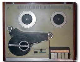 Бобинный аудиомагнитофон это хорошо, а я вот такую редкость еще видел в свое время. Бобинный видеомагнитофон