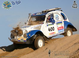 а как же это забыли? 
У него 2 мотора было! 1 спереди 1 сзади и каждый приводил в движение свою ось