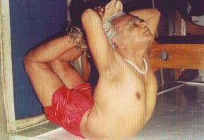 Вот красивая йога. Аенгару тут за 90-то. У йоги своя красота.