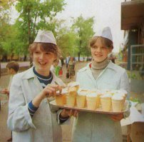 Вот времена же, люди добрые были., даже двери на ключ на ночь не закрывали, потому что некому кроме соседей заходить было. Застал еще СССР, вот это детство было, счастливое. не то что сейчас!!! Кто помнит реально этот настоящий вкус реального сливочного и даже в бумажных стаканчиках?
