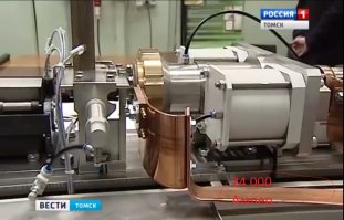 Нанотехнологический цифровой синтезатор тока. У них сваривание происходит логическим нулем, а не логической единицей. Все шестеренки сделаны из самых современных процессоров. 
И по шинке медной 24000 ампер, не смешите мои тапочки, для таких токов проволочка тонковата, а самое главное нахрена  такой ток, сваривать две трубки тонкостенные?