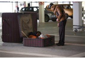 он в чемодане ехал?