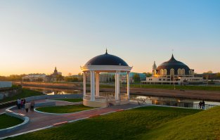 Кстати с приходом нового губернатора в 2011, Тула стала преображаться. Что значит "грязный" в Вашем понимании? У нас в кремле восстановили по старым чертежам колокольню Успенского собора, которую разобрали в 1937 году, начали строить набережную Упы, отреставрировали сам кремль, в 2014 перестелили много улиц и дворовых территорий, поменяли городскую новогоднюю ёлку на более современную, курсирует гибрид автобус-троллейбус. Опять же ФК "Арсенал" в вышке (хоть и на последнем месте), зато первый раз, и многое другое. А грязь, как говорится, свинья везде найдет. Москва конечно круче, но если бы не Тула в 41-м (вики "В октябре—декабре 1941 года в течение 43-х дней ключевой стратегический пункт обороны город Тула находилась в полуокружении, подвергалась артиллерийскому и миномётному обстрелу, воздушным налётам люфтваффе и танковым атакам. Тем не менее, линия фронта на южных подступах к Москве была стабилизирована. Удержание города Тулы обеспечило устойчивость левого фланга Западного фронта. Таким образом, основная цель операции «Тайфун» в октябре 1941 года достигнута не была: Москва не была взята", возможно и МОсквы сейчас бы не было. А вообще я люблю свой город. зы Тула на 1 год старше Москвы. Кстати музей оружия, он же "шлем"