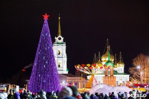 Кстати с приходом нового губернатора в 2011, Тула стала преображаться. Что значит "грязный" в Вашем понимании? У нас в кремле восстановили по старым чертежам колокольню Успенского собора, которую разобрали в 1937 году, начали строить набережную Упы, отреставрировали сам кремль, в 2014 перестелили много улиц и дворовых территорий, поменяли городскую новогоднюю ёлку на более современную, курсирует гибрид автобус-троллейбус. Опять же ФК "Арсенал" в вышке (хоть и на последнем месте), зато первый раз, и многое другое. А грязь, как говорится, свинья везде найдет. Москва конечно круче, но если бы не Тула в 41-м (вики "В октябре—декабре 1941 года в течение 43-х дней ключевой стратегический пункт обороны город Тула находилась в полуокружении, подвергалась артиллерийскому и миномётному обстрелу, воздушным налётам люфтваффе и танковым атакам. Тем не менее, линия фронта на южных подступах к Москве была стабилизирована. Удержание города Тулы обеспечило устойчивость левого фланга Западного фронта. Таким образом, основная цель операции «Тайфун» в октябре 1941 года достигнута не была: Москва не была взята", возможно и МОсквы сейчас бы не было. А вообще я люблю свой город. зы Тула на 1 год старше Москвы. Кстати музей оружия, он же "шлем"