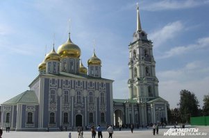 Кстати с приходом нового губернатора в 2011, Тула стала преображаться. Что значит "грязный" в Вашем понимании? У нас в кремле восстановили по старым чертежам колокольню Успенского собора, которую разобрали в 1937 году, начали строить набережную Упы, отреставрировали сам кремль, в 2014 перестелили много улиц и дворовых территорий, поменяли городскую новогоднюю ёлку на более современную, курсирует гибрид автобус-троллейбус. Опять же ФК "Арсенал" в вышке (хоть и на последнем месте), зато первый раз, и многое другое. А грязь, как говорится, свинья везде найдет. Москва конечно круче, но если бы не Тула в 41-м (вики "В октябре—декабре 1941 года в течение 43-х дней ключевой стратегический пункт обороны город Тула находилась в полуокружении, подвергалась артиллерийскому и миномётному обстрелу, воздушным налётам люфтваффе и танковым атакам. Тем не менее, линия фронта на южных подступах к Москве была стабилизирована. Удержание города Тулы обеспечило устойчивость левого фланга Западного фронта. Таким образом, основная цель операции «Тайфун» в октябре 1941 года достигнута не была: Москва не была взята", возможно и МОсквы сейчас бы не было. А вообще я люблю свой город. зы Тула на 1 год старше Москвы. Кстати музей оружия, он же "шлем"