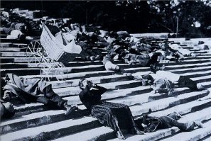 Эйзенштейн Сергей Михайлович

вики - "24 декабря 1925 года вышел фильм под названием «Броненосец „Потёмкин“» и имел огромный успех как в СССР, так и за рубежом. Картина оказала сильное влияние на кинематографию тех лет и уже позже была названа «лучшим фильмом всех времён и народов»."