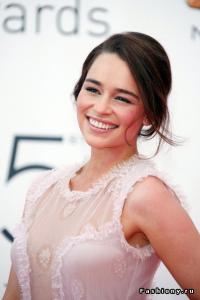 Эмилия Кларк (англ. Emilia Clarke, родилась 1 мая 1987 года) — британская актриса. Наиболее известна по роли Дейенерис Таргариен в телесериале «Игра престолов».