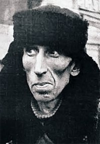 Это одна из самых известных блокадных фотографий. Случайный снимок, на котором один из немногих полуживых жителей легендарного города держит в руке пайку хлеба. Мало кто знает, что человек на фотографии - один из любимейших русских  актеров, чудом выживший в тот страшный голод. Сергей Филиппов. Здесь ему 30 лет.