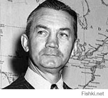 60 лет назад, 22 мая 1949 года первый министр обороны США и министр военно-морского флота Джеймс Винсент Форрестол выбросился из окна 16-­го этажа военно-морского госпиталя с криком "Русские идут!".

Впрочем, насчет крика - возможно, предание . То ли слышали, то ли не слышали, то ли наложилось воспоминание о другом случае, когда Форрестол крикнул "Русские идут!", увидев на вашингтонской улице красную пожарную машину.Похоже Абама довел Америку до истерики.Уж выбросился бы тоже чтоли.