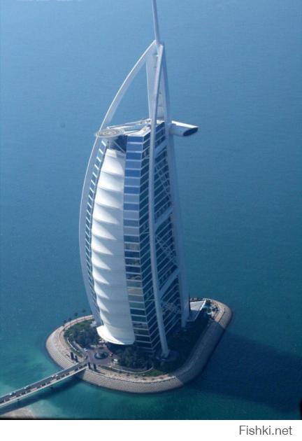 Бурдж аль-Араб в высоту достигает 321 метра — он был самым высоким отелем в мире с 1 декабря, когда его открыли для первых посетителей, по апрель 2008 года, когда рядом открылся отель Башня Розы, высотой 333 метра