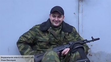 Защитник Донбасса: Украина, проснись, что они с тобой сделали?
Корреспондент Федерального агентства новостей продолжает свой репортаж из расположения донецких ополченцев. Он встретился с Юрой из Херсонской области и взял у него подробное интервью.

— Представься, кто ты, откуда…

— Зовут Юра, позывной «Кузнец», сам с Херсонской области.

— Как ты пошел на войну?

— Ногами, поездом, автомобилями.

— Кем был до войны?

— В прессе работал, в СМИ. Потом начались антимайдановские движения, а я с ногой сломанной лежал, не мог участвовать. Как выздоровел, сначала в Крым съездил, посмотрел. Там все были довольны, как индийские коровы. Вернулся домой, еще неделю побыл, а потом 2 мая в Одессе сожгли людей, в том числе журналистов, и моего товарища тоже сожгли. И я понял, что я должен ехать сюда, должен что-то делать.

— Как ты встретил первый Майдан? Что думал, что чувствовал?

— Я это встретил на больничной койке с переломом ноги, я аж подпрыгивал, насколько позволяло мне на тот момент мое физическое состояние. Очень хотелось принять участие. У меня до сих пор есть ощущение, что если б я тогда был в состоянии ходить, наверное, у меня дома что-то со стрельбой произошло, потому что я бы не отдал своей город бандеровцам.