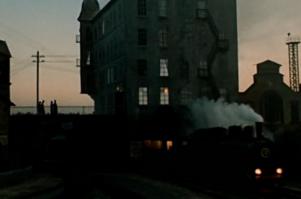 а тут поезд вообще внутри дома проходит :) думаю, что все узнали этот фильм.