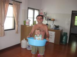 Моему годик. Лопочет вовсю. Иногда даже слова отдельные, словосочетания произносит. Так вот, сидим, обедаем, на столе разная еда, хлеб. А у малыша же любопытство, что это у нас в тарелках лежит. Подбегает к столу, в одну тарелку рукой, я не даю, в другую, я не даю, корзинку с хлебом хвать, не даю. Бегал вокруг, потом останавливается смотрит на меня и так чётко произносит:"И чё"?