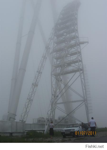 Даа, бывал я там. Красотень неимоверная. Только в горах и в океане чувствуется насколько мал человек в стремлении своём покорить (уничтожить) природу.
Ваш покорный слуга справа, в очках.