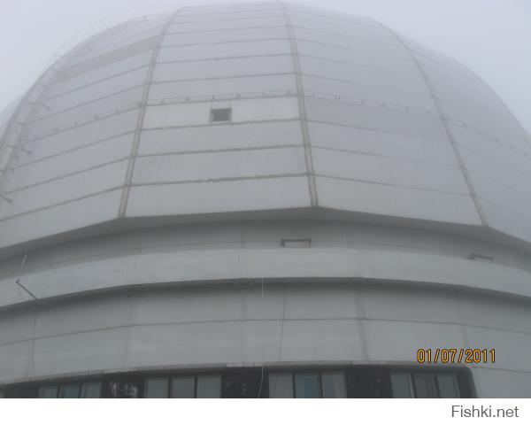 Даа, бывал я там. Красотень неимоверная. Только в горах и в океане чувствуется насколько мал человек в стремлении своём покорить (уничтожить) природу.
Ваш покорный слуга справа, в очках.