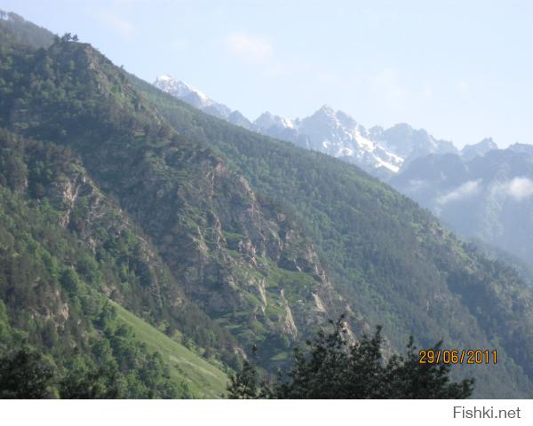 Даа, бывал я там. Красотень неимоверная. Только в горах и в океане чувствуется насколько мал человек в стремлении своём покорить (уничтожить) природу.
Ваш покорный слуга справа, в очках.