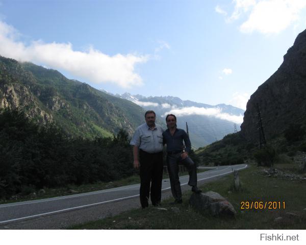 Даа, бывал я там. Красотень неимоверная. Только в горах и в океане чувствуется насколько мал человек в стремлении своём покорить (уничтожить) природу.
Ваш покорный слуга справа, в очках.