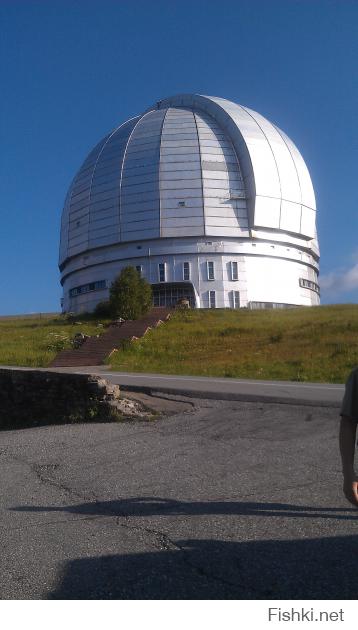 Даа, бывал я там. Красотень неимоверная. Только в горах и в океане чувствуется насколько мал человек в стремлении своём покорить (уничтожить) природу.
Ваш покорный слуга справа, в очках.