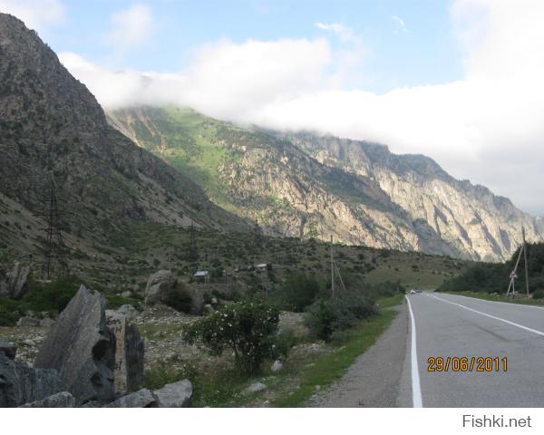 Даа, бывал я там. Красотень неимоверная. Только в горах и в океане чувствуется насколько мал человек в стремлении своём покорить (уничтожить) природу.
Ваш покорный слуга справа, в очках.