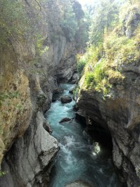 Друзья мои!
Несколько слов в защиту Республики Адыгея!

Я родился и вырос на этой благословенной земле. И хоть волею судьбы долгое время живу в другом регионе, я ни на день и ни на час не забывал откуда я. Езжу туда ежегодно, бываю во многих местах. И хочу сказать.
Не будем говорить о советской эпохе, ибо это история и история для помнящих благожеланная, история нашего детства. Во все же годы постсоветского безумия 90-х, разрушительно либералистических 2000-х, Адыгея была островком мира и спокойствия. Люди гостеприимны и добродушны. И к гостям особенно.бесконечно прекрасная природа, вне сомнений и обсуждений. И поверьте, я помню ещё времена, когда из под крана в Майкопе текла чистейшая артезианская природная вода. И сейчас я приезжаю в Майкоп и пью воду не боясь отравится или заболеть.
Но что ВНЕ КОНКУРЕНЦИИ так это адыгейская кухня. Ни одна кухня мира не сравнится с ней. Уверяю вас, друзья, кто не пробовал, обязательно попробуйте. Только хочу предупредить сразу, то что продают в регионах, в частности в Москве под видом адыгейского сыра, это дешёвый химический суррогат ничего общего с Настоящим Адыгейским сыром не имеющий. А настоящую Адыгейскую кухню, можно попробовать только в Адыгее, в аулах, либо в Майкопе, кафе "НАРТ". 
Я помню времена, когда Адыгея Кормила регионы России мясом крупного рогатого скота, когда Адыгея гордилась своими сельхозугодьями, когда работали заводы (Точрадиомаш-известный своей продукцией в военной и автомобильной промышленности, Деревообрабатывающий завод известный своей продукцией даже за границей и мн. др.). Туристическое направление. Люди могли без страха и проблем приехать отдохнуть, горы, озёра, реки, источники, пещеры. Уверяю при должном уходе и определённом менеджменте никакой Куршавель рядом не стоял.
Другое дело состояние Адыгеи сегодня, его экономика,фактическое отсутствие промышленности, страх и боязнь бизнеса и инвесторов, с коими я общаюсь немало. Это уже вопросы к нынешнему руководству.
Ну и в подтверждение к сказанному, смотрите любуйтесь, это РОССИЯ, это АДЫГЕЯ!
