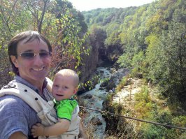 Друзья мои!
Несколько слов в защиту Республики Адыгея!

Я родился и вырос на этой благословенной земле. И хоть волею судьбы долгое время живу в другом регионе, я ни на день и ни на час не забывал откуда я. Езжу туда ежегодно, бываю во многих местах. И хочу сказать.
Не будем говорить о советской эпохе, ибо это история и история для помнящих благожеланная, история нашего детства. Во все же годы постсоветского безумия 90-х, разрушительно либералистических 2000-х, Адыгея была островком мира и спокойствия. Люди гостеприимны и добродушны. И к гостям особенно.бесконечно прекрасная природа, вне сомнений и обсуждений. И поверьте, я помню ещё времена, когда из под крана в Майкопе текла чистейшая артезианская природная вода. И сейчас я приезжаю в Майкоп и пью воду не боясь отравится или заболеть.
Но что ВНЕ КОНКУРЕНЦИИ так это адыгейская кухня. Ни одна кухня мира не сравнится с ней. Уверяю вас, друзья, кто не пробовал, обязательно попробуйте. Только хочу предупредить сразу, то что продают в регионах, в частности в Москве под видом адыгейского сыра, это дешёвый химический суррогат ничего общего с Настоящим Адыгейским сыром не имеющий. А настоящую Адыгейскую кухню, можно попробовать только в Адыгее, в аулах, либо в Майкопе, кафе "НАРТ". 
Я помню времена, когда Адыгея Кормила регионы России мясом крупного рогатого скота, когда Адыгея гордилась своими сельхозугодьями, когда работали заводы (Точрадиомаш-известный своей продукцией в военной и автомобильной промышленности, Деревообрабатывающий завод известный своей продукцией даже за границей и мн. др.). Туристическое направление. Люди могли без страха и проблем приехать отдохнуть, горы, озёра, реки, источники, пещеры. Уверяю при должном уходе и определённом менеджменте никакой Куршавель рядом не стоял.
Другое дело состояние Адыгеи сегодня, его экономика,фактическое отсутствие промышленности, страх и боязнь бизнеса и инвесторов, с коими я общаюсь немало. Это уже вопросы к нынешнему руководству.
Ну и в подтверждение к сказанному, смотрите любуйтесь, это РОССИЯ, это АДЫГЕЯ!