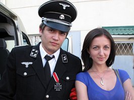 вот случайно споткнулся в интеренете - форум дилетантов в политике
 сын члена партии "Единая Россия ", вице-губернатора Краснодарского края Евгения Громыко, в форме офицера SS . Судя по петлицам на воротнике и погонам, форма Вадима Громыко соответствует званию оберштурмбаннфюрера SS. 
 Придется с вами согласиться - это наверное как туземццы и бусы,хотя русская форма начало 20века лучше чем немецкая,череп с костями это тоже наше родное