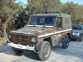 вот так выглядят легенды по настоящему без тюнинга. армейские образцы,сиденья без кожи,для пассажиров лавки дерево или металл.снимал сам поэтому знаю что у этих вариантов внутри