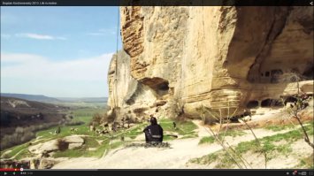 Ха! А я узнал это место! Прыжок снят в Крыму, Бахчисарай - Качи Кальен! Был там в прошлом году! Панорама там просто дух захватывает)