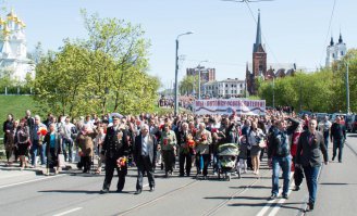 Кучка официальных 3.14дарасов в Латвии говорящих за всю страну, это к счастью далеко не вся Латвия. Вот настоящая Латвия вчера отмечала День Победы. Рига, Даугавпилс.