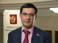 Посмотрите на это изнеможенное лицо, он уже второй месяц без сна и отдыха работает на "отцовский капитал"