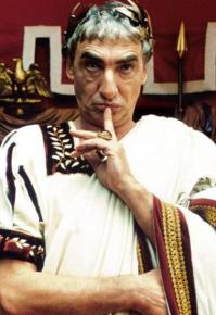 Римское право, или Последствия секретов Полишинеля.
Примечание: Полишинель — герой итальянской комедии, аналог русского Петрушки. Дурачок. Секрет Полишинеля — это секрет, который известен всем.

Уважаемые читатели!
Поводом к написанию данной статьи стал разговор с моим бывшим уважаемым мной знакомым. Теперь он просто знакомый winked.

Оказывается, к моему изумлению, два высших технических образования, работа в «импортной» фирме не дает хотя бы крупицы ума и зачатков анализа событий. Разговор начался с того, что я на своей страничке разместил реквизиты счетов «ВО», на которые собираются пожертвования для ополчения Донбасса. В ответ мне было сказано, что это преждевременно (!) и дана ссылка на репост укроСМИ о типа задержанных двух корректировщиках для зенитных ракет с российскими солдатскими книжками. Занавес. Я ему, конечно, объяснил, что это за бред, но разговор им был на этом закончен. И мне подумалось: представляете, какой мощный деструктивный информационный самум проносится над Россией и Украиной и всем миром, для промывания мозгов если не всем, то уж большинству. И ведь работает.

Люди не дают себе труда проанализировать хотя бы то, что им попадается «в руки». Скажем, до конфликта на Украине многие ли из нас смотрели блоки экономических новостей? Господи, для рядового гражданина, работающего на заводе-фирме-ферме wink это же абсолютный бред! Какие-то акции-шмакции. Много у рядовых граждан котируемых акций? Не смешите меня. Особенно смешно, просто до икоты звучат заявления всяких ООО или ЗАО о том, что стоит ли платить держателям акций дивиденды с доходом аж в 1 рубль 34 копейки? И все это на полном сурьёзе (для редакции — именно сурьёзе), лица директоров этих ООО или ЗАО суровы, но светлы. Это жжешь (для редакции — именно жжешь!) просто сказочное богатство — дивиденды с акций! Особенно если рабочие этого ООО всего одну акцию и имеют на каждого. Даже пива не купить. Какие-то котировки, какие-то жирные коты-олигархи продают туда-сюда целые области с заводами и крепостными (видно, на яхты и футбол не хватает).

Отдельно скажу про курс доллара и фунта стерлинга. Кого из рядовых граждан волнует, что он там прыгнул туда-сюда на 2 копейки, если этот гражданин живет от зарплаты до получки, и у него не то что есть десятки тысяч долларов (когда эти 2 копейки действительно имеют смысл), а в аккурат на месячную жратву, месячный автобус на работу и квартплату?
Продолжение: