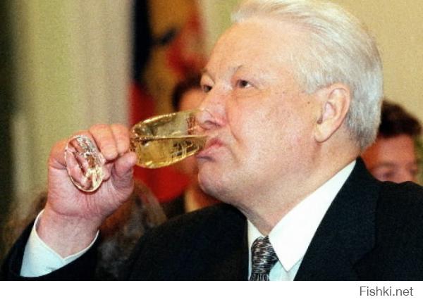 1989: Год, когда Запад всё сделал неправильно
С большим удовольствием мы публикуем статью, написанную франкоговорящим читателем «Виноградника Балобана». Фило родился в бывшей Югославии. В 70-х годах прошлого столетия он иммигрировал на Запад. В своей статье он рассказывает о крушении его иллюзий относительно Западной модели, а также о разочаровании в людях на Западе.
Я родился много лет назад в стране, которая, как говорили, находилась между двумя блоками: одним на Востоке и другим на Западе. Нейтральная страна. Более того, спокойная и мирная. Я родился и жил там первые 20 лет своей жизни. Этого было достаточно для того, чтобы я смог научиться воспринимать и понимать мою страну, получить образование и первый жизненный опыт.
Уже в 1960-м году, социалистическую Югославию Запад и МВФ заставили развиваться в направлении рыночной экономики и начать проводить экономические реформы. Плохо подготовленные и никак незащищённые, государственные предприятия в скором времени были охвачены экономическим кризисом. Это привело к массовой безработице. Вкратце, мы стали очень лёгкой добычей, которую, по желанию, можно было как угодно, эксплуатировать. Страна была оккупирована предпринимателями и бизнесменами из Германии, Австрии, Нидерландов, Швейцарии – все они были привлечены дешёвой рабочей силой.

Многие в Югославии стали «гастарбайтерами», иностранными рабочими. Когда вся эта ситуация достигла своей кульминации, на Западе, по оценкам, было примерно 2,5 миллиона работников из Югославии.

В 1970-м году я был одним из таких работников. Когда я прибыл на Запад, было время экономического бума. Я помню, как с широко открытыми глазами я с изумлением смотрел на всё это показное богатство, на все эти банки на каждом углу.

Хотя я не был рождён в капиталистической стране, был один вопрос, который беспокоил меня: как все эти банки могут приносить прибыль? В конечном счёте я это понял, но значительно позже. Сейчас я не буду заострять на этом внимание, а напишу подробно в своей следующей статье.

Конечно же, я стал сравнивать этот новый мир, который я раскрывал для себя, с тем, который я покинул. Поначалу я был поражён лживостью и манипуляцией СМИ. Западные СМИ восхваляли западное общество, очень явно преподнося его как превосходящее все остальные в любом аспекте. Что касается других, Восточных стран, то их постоянно критиковали и порочили. Югославию часто валили в одну массу с другими странами Восточного блока. Тогда я осознал, что СМИ в моей стране были намного объективнее, умереннее, менее лживыми, и в целом более демократичные.
Продолжение: